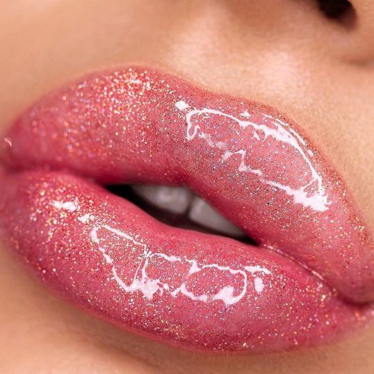 Lábios com gloss com brilho. Efeito espelhado com partículas de brilho prata.