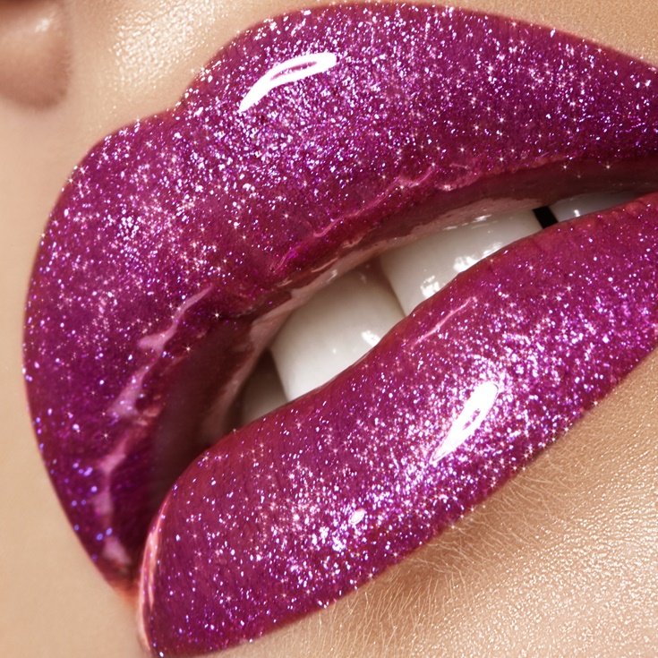 Boca com brilho labial rosa com glitter.