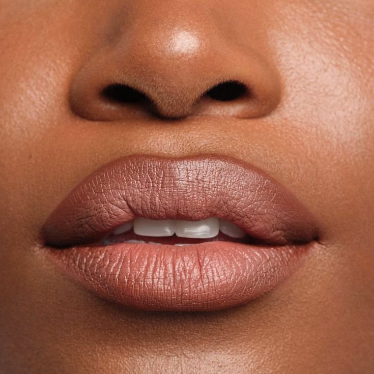 Lábios contornados de uma mulher negra.