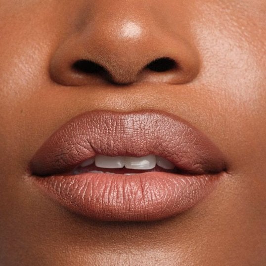 Lábios contornados de uma mulher negra.