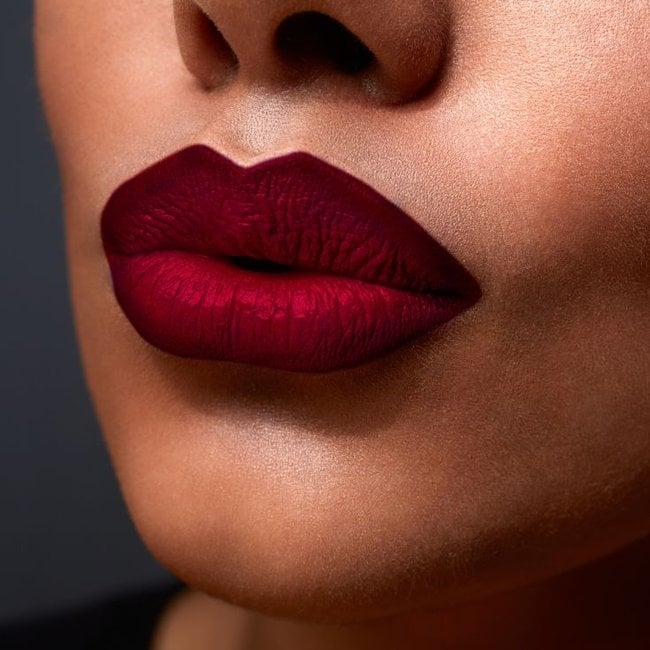 Lábios de uma mulher com lip combo com efeito ombré que pode ter outras combinações de cores.