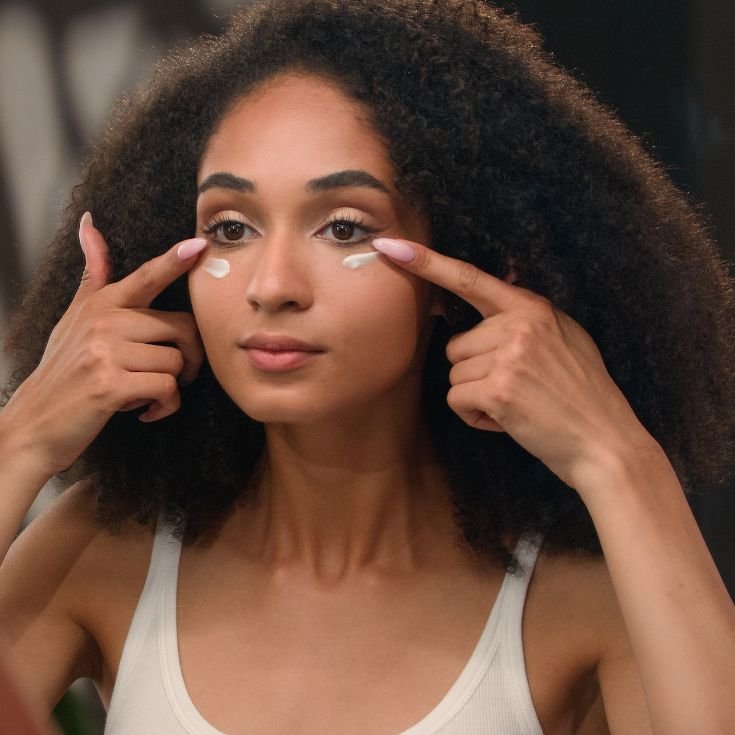 Jovem negra toma os cuidados certos para reduzir e prevenir olheiras.