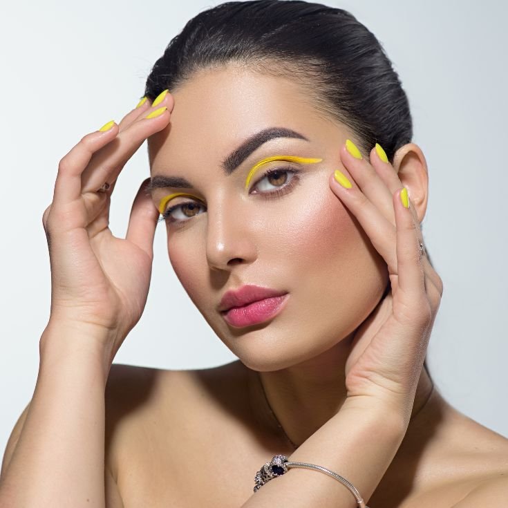 Mulher branca com delineado colorido gráfico 