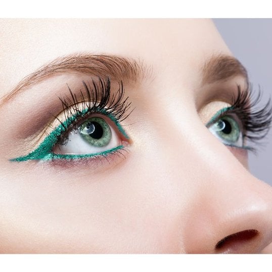 Olhos verdes com sua cor destacada pelo delineador colorido