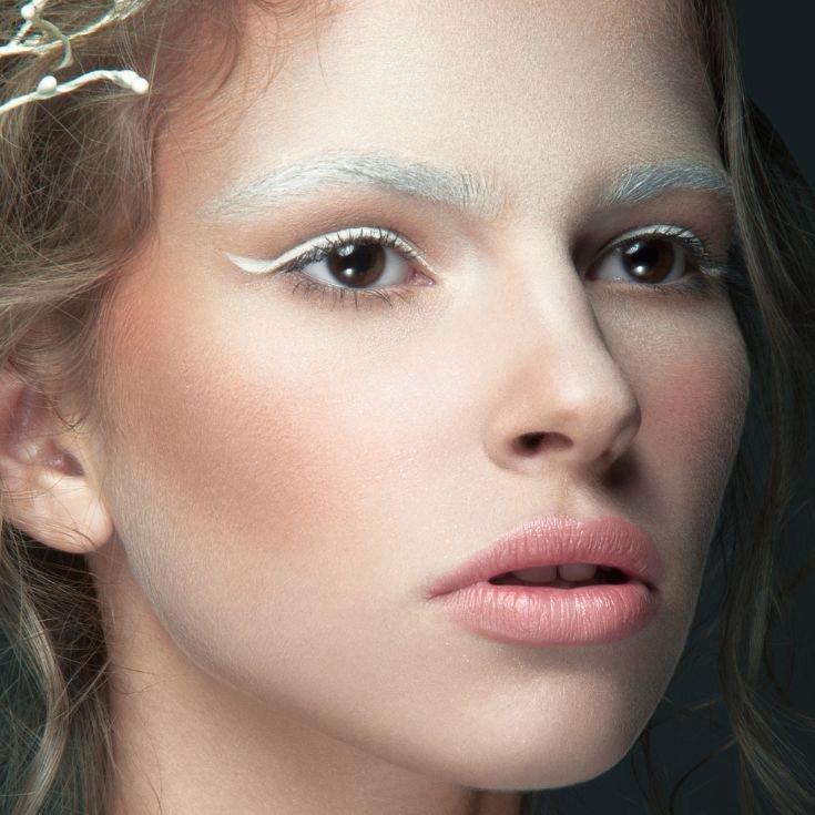 Mulher com delineador branco nos olhos