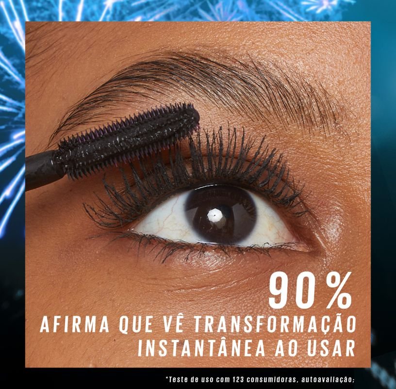 Olho de modelo passando a máscara de cílios Firework Eletroblack em seus cílios.