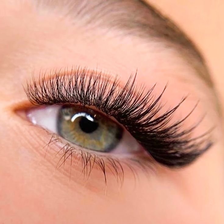 Olhar de uma jovem com extensão de cílios