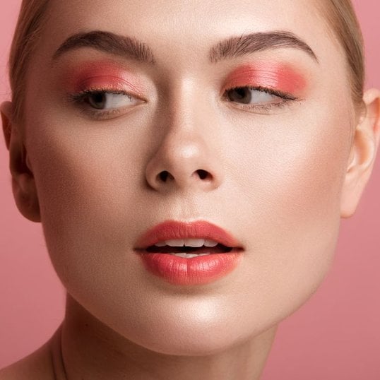 blush esculpindo rosto