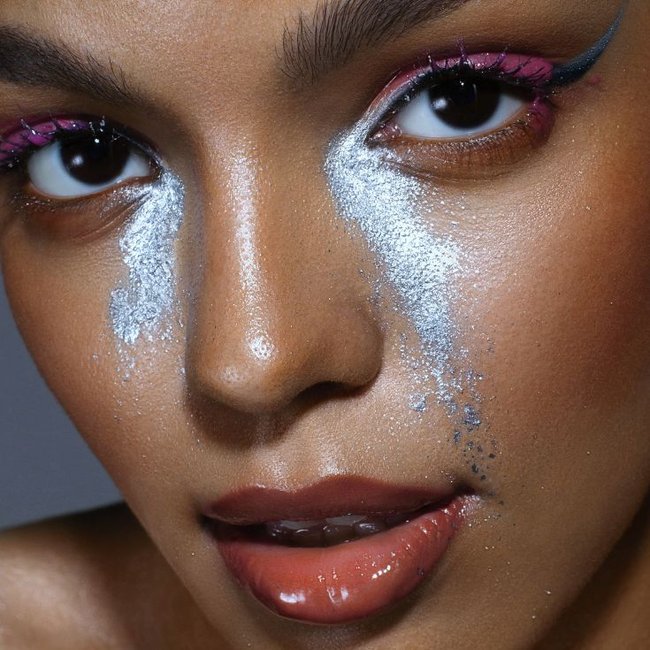 Mulher com glitter na maquiagem