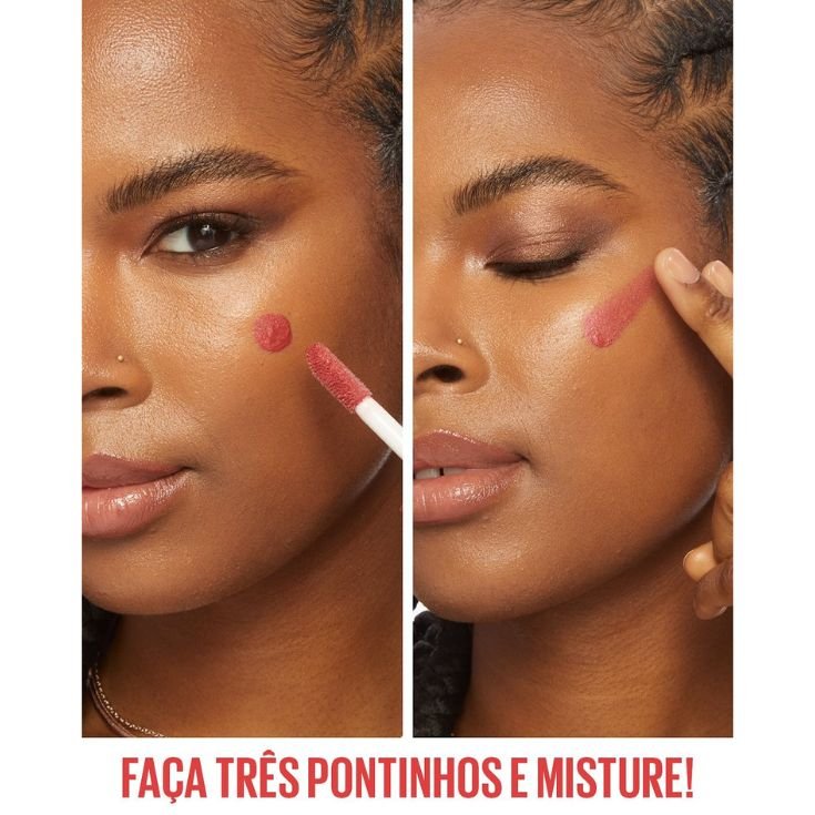 Modelo aplicando o Blush Sunkisser e espalhando em seu rosto.