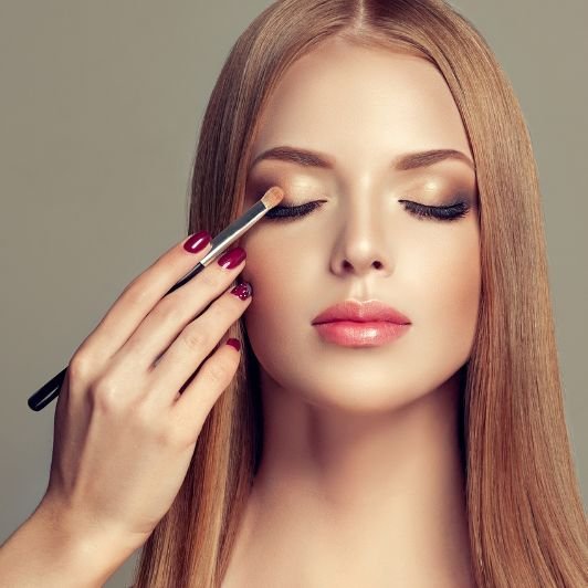 profissional aplica maquiagem para os olhos em cliente
