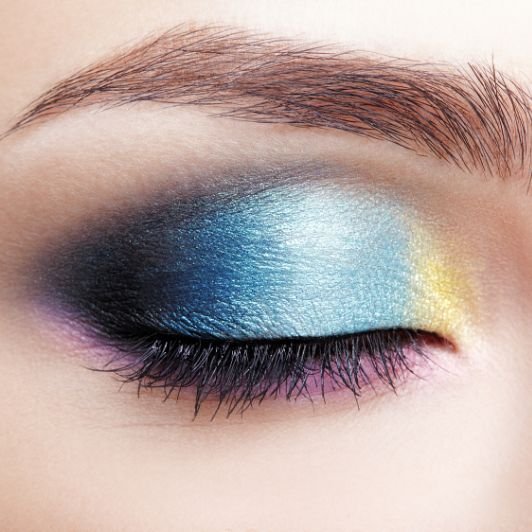 maquiagem com sombra para olhos esfumados coloridos