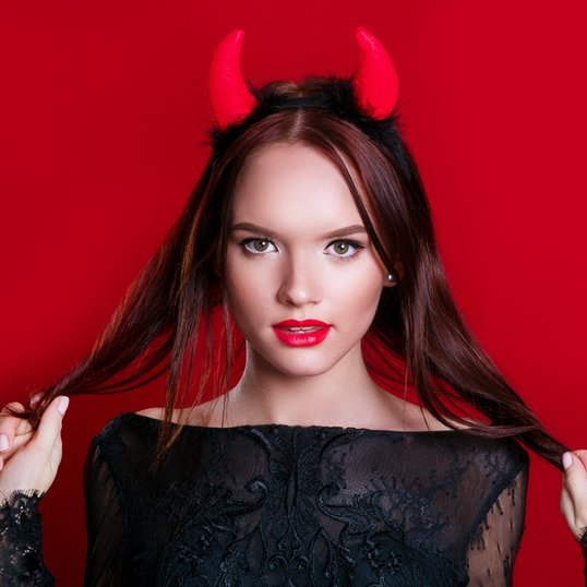 Maquiagem de diabinha para o Carnaval, com chifres vermelhos e batom vermelho vibrante.