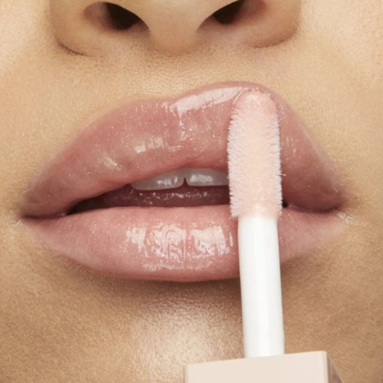 O batom glossy é indispensável no kit de maquiagem