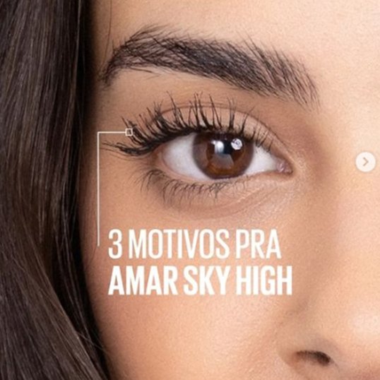 Cílios alongados fazem a diferença na make