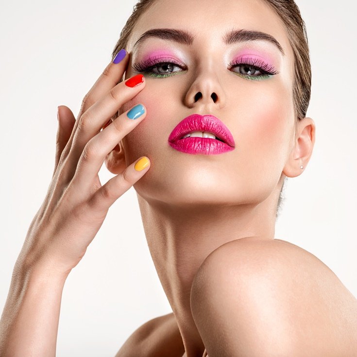 Mulher com maquiagem carnaval 2025.