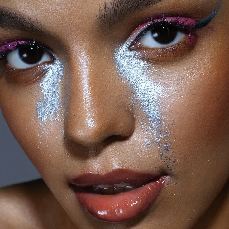 Mulher com maquiagem com glitter para carnaval 2025.