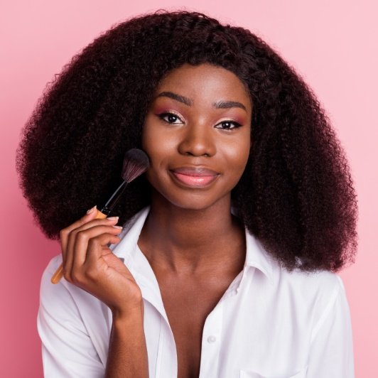 Mulher negra maquiagem girly girl fundo rosajpg