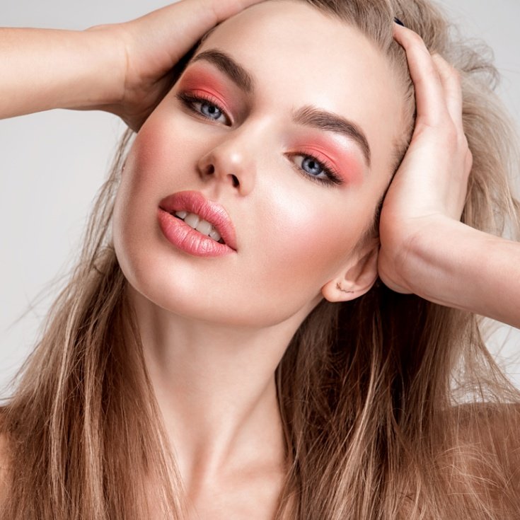 Mulher branca maquiagem girly girl tons rosajpg