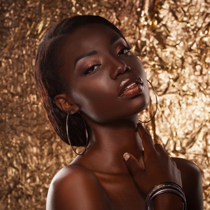 Mulher negra maquiagem girly girl fundo douradojpg