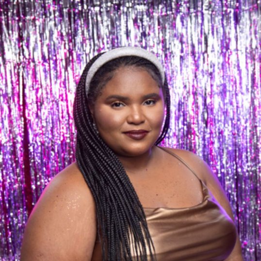 Modelo com pele iluminada posando para a foto