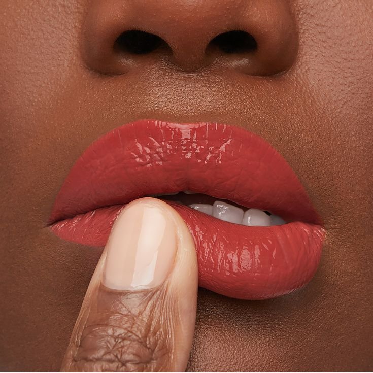 Boca de uma modelo negra com um batom de longa duração de Maybelline NY