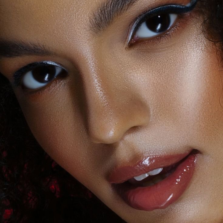 Jovem combina o lip tint com outros produtos como blush na maquiagem