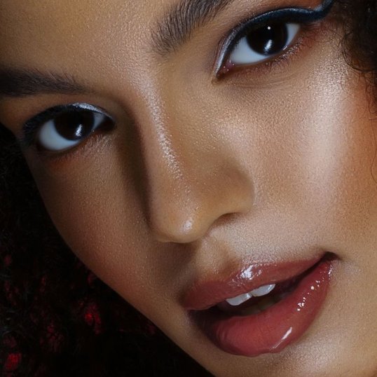 Jovem combina o lip tint com outros produtos como blush na maquiagem