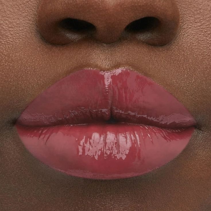 Boca utilizando o Lifter Gloss Maybelline, mostrando o efeito preenchedor e volumizador do produto.