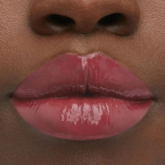 Boca utilizando o Lifter Gloss Maybelline, mostrando o efeito preenchedor e volumizador do produto.