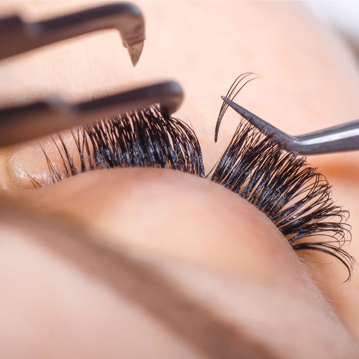 Profissional aplica a técnica de cílios volume egípcio em sua cliente