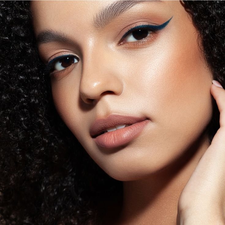 Jovem negra com um blushing natural e iluminado com um glow corado