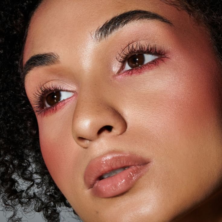 Rosto de uma mulher negra com um blushing natural em sua face