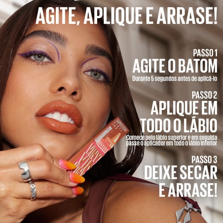 Modelo com o batom Vinyl Ink Sauce na cor Caramel com frases explicando como aplicar o produto.