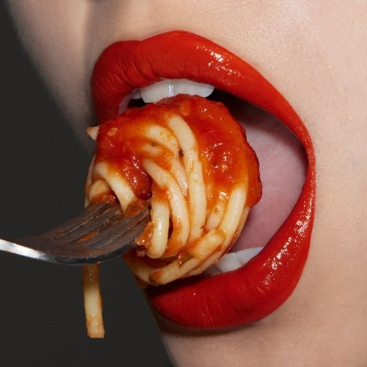 Asset com a boca da modelo com a cor Siracha do batom Vinyl Ink Sauce.