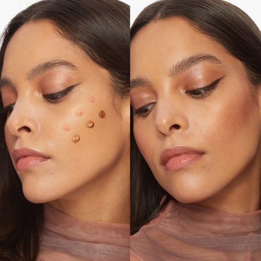 Mulher aplicando o Blush Sunkisser no rosto com 3 bolinhas.