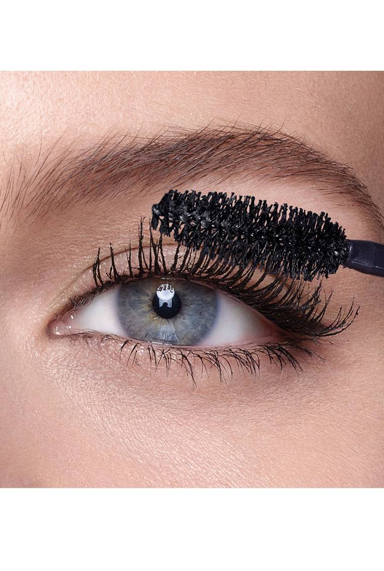 Modelo passando a Máscara de Cílios The Falsies | Maybelline