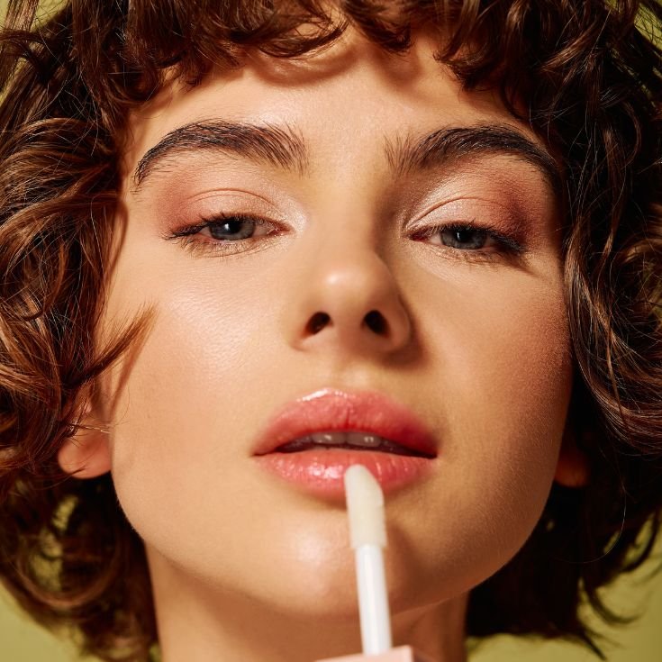 -/media/project/loreal/brand-sites/mny/americas/br/artigos/2026/labios/gloss/lip-plumper/v2/aplicando-batom.jpg?rev=2150c4c6dc5b4c2b9c37a1b7bb02e113