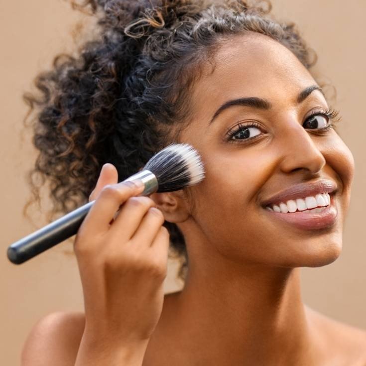 -/media/project/loreal/brand-sites/mny/americas/br/artigos/2024/rosto/po/qual-a-diferenca-do-po-compacto-e-do-po-translucido/p-compacto-ou-translucido.jpg?rev=06766c49146b456ba5ec1d185b97c12a