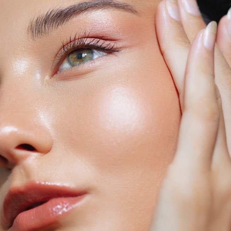 -/media/project/loreal/brand-sites/mny/americas/br/artigos/2025/rosto/base/pele-de-vidro/close-rosto-feminino-pele-glass-skin-brilho-natural.jpg?rev=7e6d8d634ad147e0b3fff87d47eb1aff